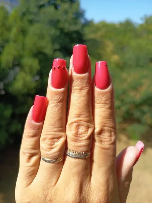 Pose gel rouge framboise uni sur ongles carrés longs
